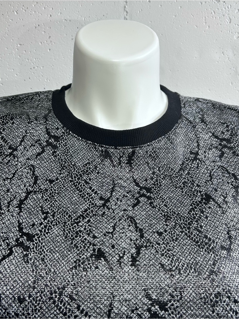 Chico's Black White Silver Snakeskin Jacquard Top S - Picture 3 of 8